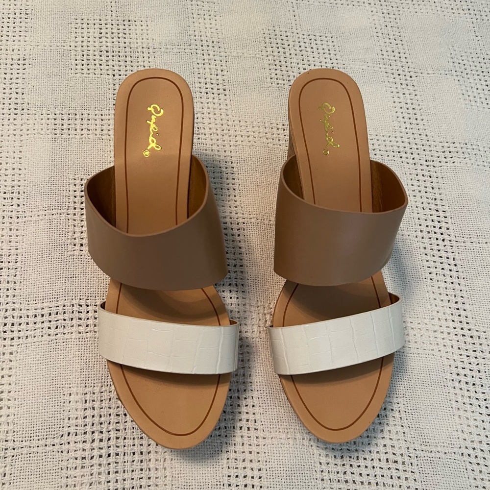 Boutique Wedge sandal - brand new!